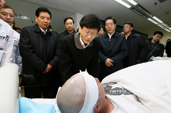 中共中央政治局委員、中央政法委書(shū)記孟建柱率工作組2日晨5時(shí)30分抵達(dá)昆明。一下飛機(jī),孟建柱就立即趕往