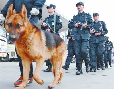 牽警犬持微沖，特警在車站巡邏