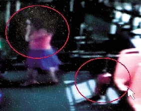 去年10月份的一天，一名女乘客打著電話下了車，包丟在了車上。(翻拍視頻)