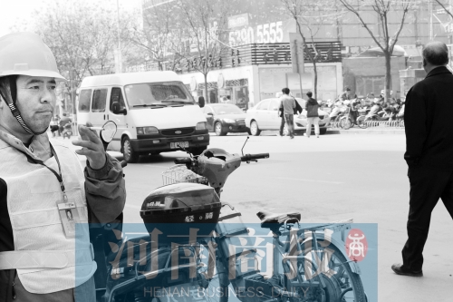  燃?xì)庑孤?消防員演習(xí)變實(shí)戰(zhàn)。而幾米外,有工作人員在抽煙