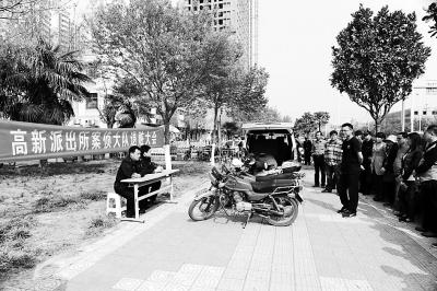 退贓大會(huì)上，石獅子物歸原主