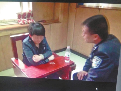 肇事司機李某歸案后，接受警方的訊問。
