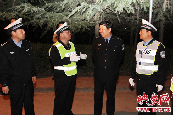 該支隊支隊長石軍(左二)、政委周西漢（左一）在向省總隊督導(dǎo)組匯報整治酒駕時的情景。