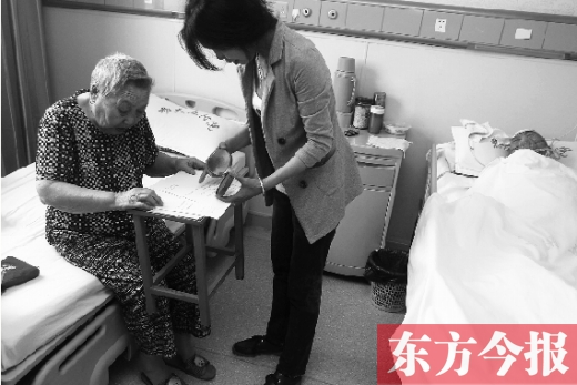 昨日，鄭大五附院二號樓住院部，馬老太寫下委托書，并簽字摁指印委托女兒代理為昏迷老伴解鎖取錢