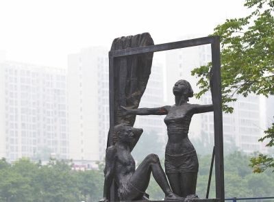 近日，省會(huì)霧霾，東風(fēng)渠旁的一組雕塑似乎在訴說(shuō)著鄭州人的期望——推開(kāi)窗戶，盡情呼吸。