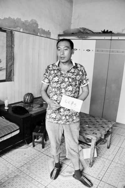 采建新拿的信封里，是南京警方送來的獎金。