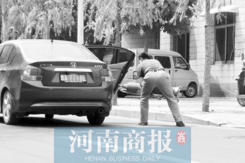 鄭州西區(qū)一氧氣廠門前，有人充氣后，將氧氣瓶裝上私家車運(yùn)走