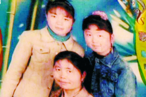 兩個(gè)女兒已長大成人,妻子也已歸來,這個(gè)分離12年的家庭,離幸福越來越近(翻拍)。