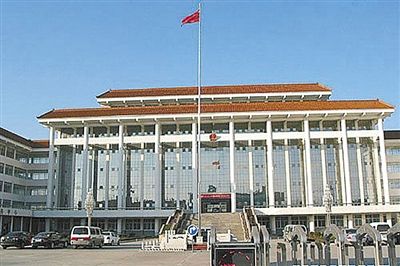 濮陽(yáng)縣違規(guī)、超標(biāo)修建的縣委、縣政府辦公樓。新華社發(fā)發(fā)布