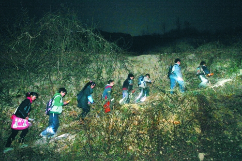 在一些山區(qū),因為學(xué)校太遠,孩子們天不亮就得打著手電出發(fā)。L CFP供圖
