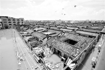 19日，廣東汕頭潮陽區(qū)和平鎮(zhèn)出現(xiàn)水浸現(xiàn)象。連日來，廣東省汕頭市潮陽區(qū)、潮南區(qū)普降暴雨。新華社發(fā)