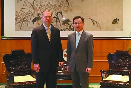 27日,中國(guó)外交部駐港特派員宋哲會(huì)見夏千福。