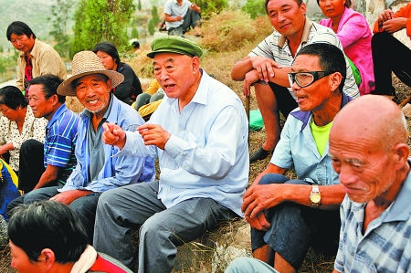 在唐莊，當(dāng)?shù)厝罕娒看我?jiàn)到吳金印總有說(shuō)不完的知心話。記者 史長(zhǎng)來(lái) 攝