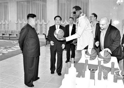 平壤，朝鮮最高領(lǐng)導(dǎo)人金正恩接待再次來訪的美國籃球明星羅德曼。