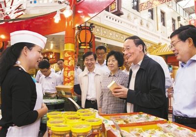 9月6日，王岐山在天津南市食品街調研，在月餅柜臺前，詢問中央關于中秋國慶嚴禁公款送禮的規(guī)定發(fā)布后的銷售情況。新華社記者 李學仁 攝