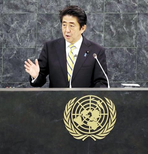 日本首相安倍晉三25日在紐約發(fā)表演講時稱，修改憲法解釋以解禁集體自衛(wèi)權(quán)的目的是使日本變成“為世界和平與穩(wěn)定更積極做出貢獻(xiàn)的國家”。圖為26日安倍在聯(lián)合國演講。