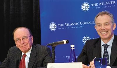 2008年，布萊爾與默多克在美國參加一國際會議。