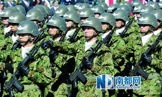 10月27日，日本自衛(wèi)隊舉行閱兵儀式