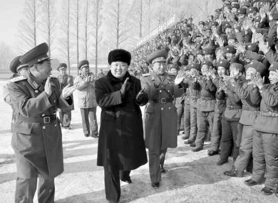 24日，金正恩視察前線部隊。