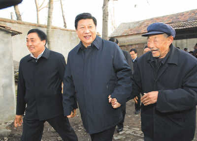 11月25日，習(xí)近平在地處沂蒙老區(qū)的臨沭縣曹莊鎮(zhèn)朱村，親切地拉著83歲的“老支前”王克昌的手。