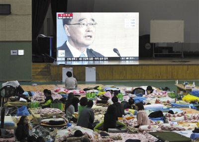 27日，韓國珍島，“歲月”號客輪乘客家屬在體育館觀看總理鄭烘原辭職新聞。當日，鄭烘原召開緊急發(fā)布會，表示對韓國“歲月”號沉船事件負責，宣布引咎辭職。