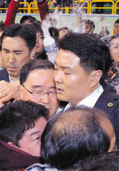 17日，鄭烘原（中）會見乘客家屬時，遭到家屬辱罵、潑水。
