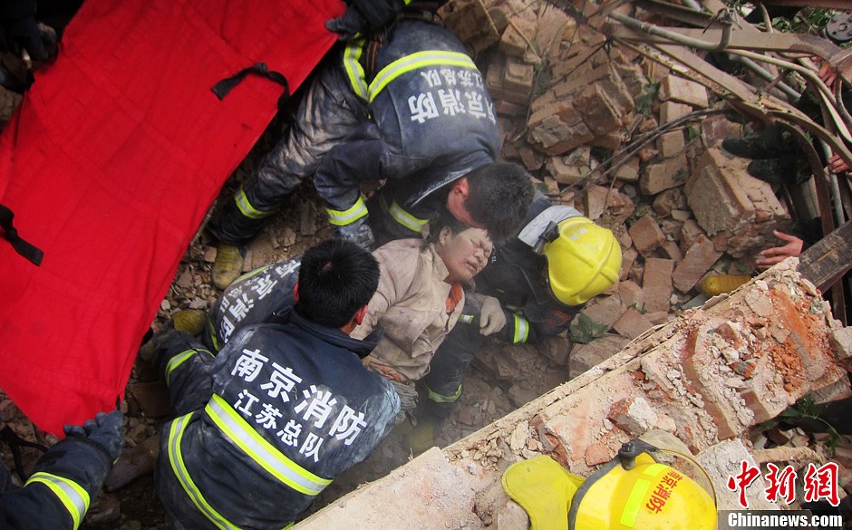圖為南京消防隊員從廢墟中將傷者抬出。中新社發(fā) 梅亮 攝