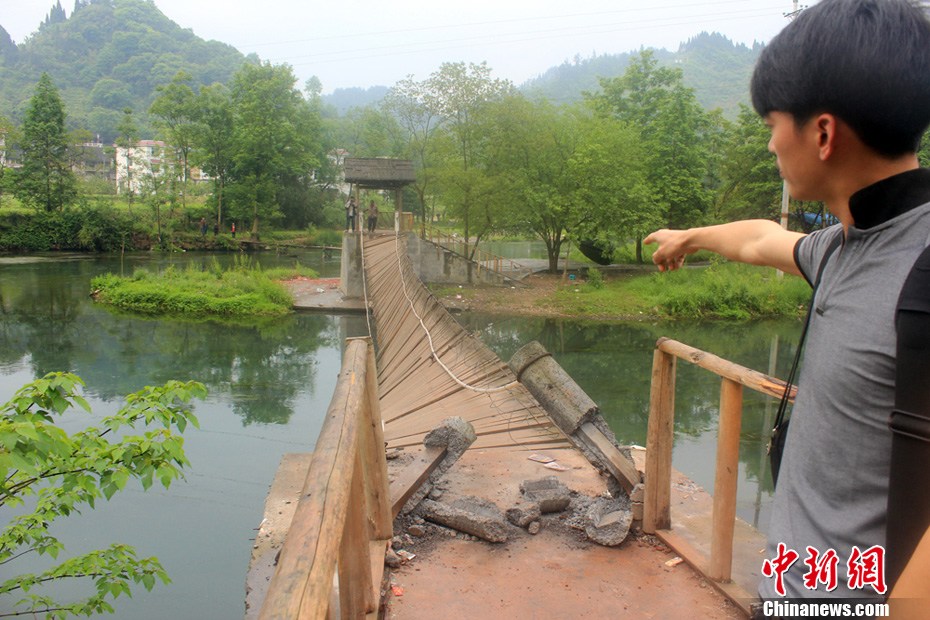 5月2日，一名目擊者正在介紹鳳凰吊橋事發(fā)情景。