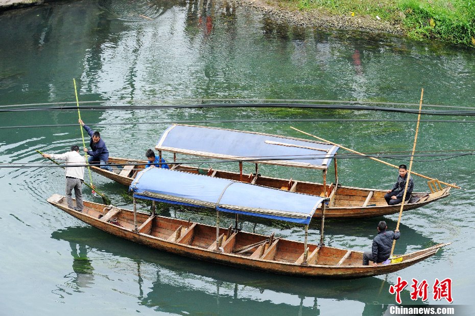 5月2日，鳳凰縣搜尋人員仍在沱江下游搜尋。