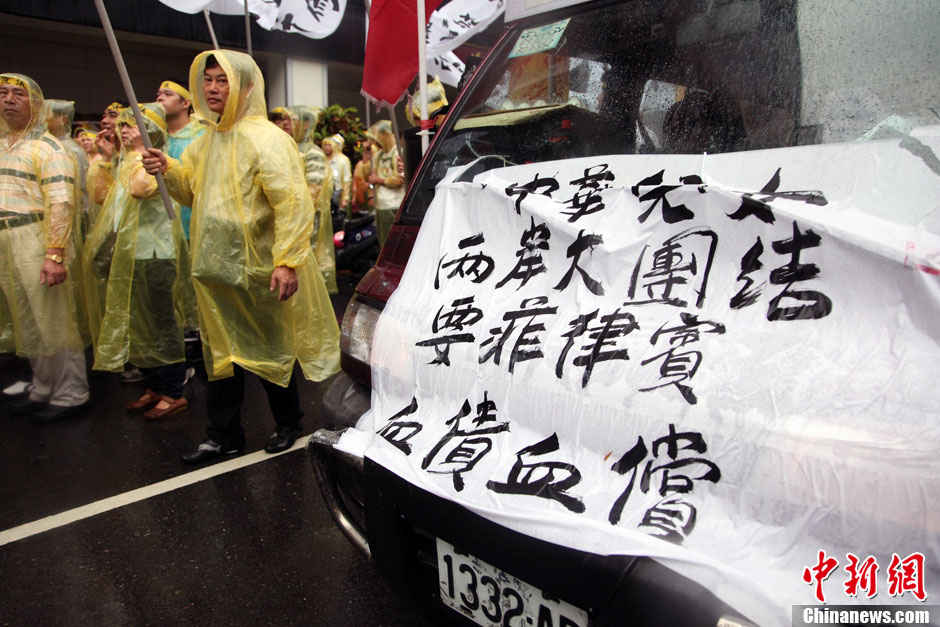 5月13日，屏東縣數(shù)百漁民北上臺(tái)北，在馬尼拉經(jīng)濟(jì)文化辦事處前抗議