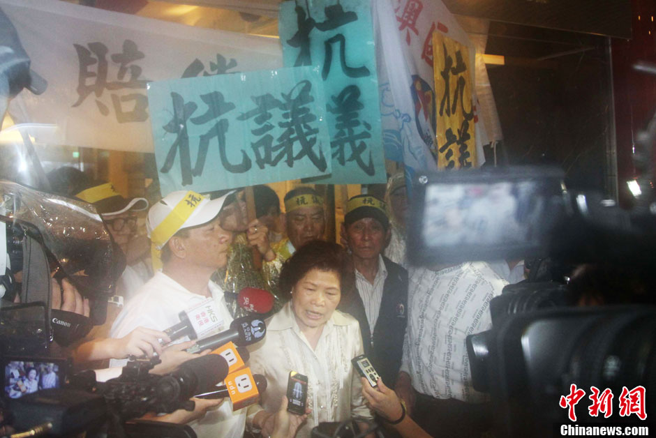 圖為死者洪石成的遺孀控訴菲相關(guān)人員暴行，呼吁菲方正式道歉。中新社發(fā) 董會(huì)峰 攝