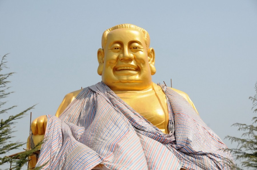 圖位此前的4月26日，“佛像”上出現(xiàn)帆布，最終，工作人員將帆布蓋在“佛像”頭像上。