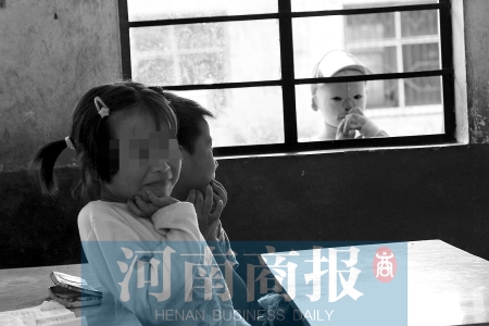 她不止一次說想去上學，而更多的時候，她是站在教室外面，眼巴巴地看著里面的小朋友
