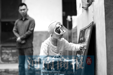 右手受傷了，她用左手在家里的小黑板上練習寫字