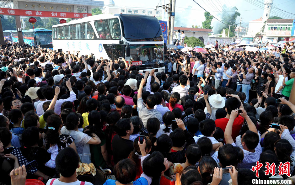 6月5日，一年一度的毛坦廠鎮(zhèn)“送考節(jié)”到來(lái)，70輛大巴車護(hù)送毛坦廠中學(xué)萬(wàn)名考生安全赴考。