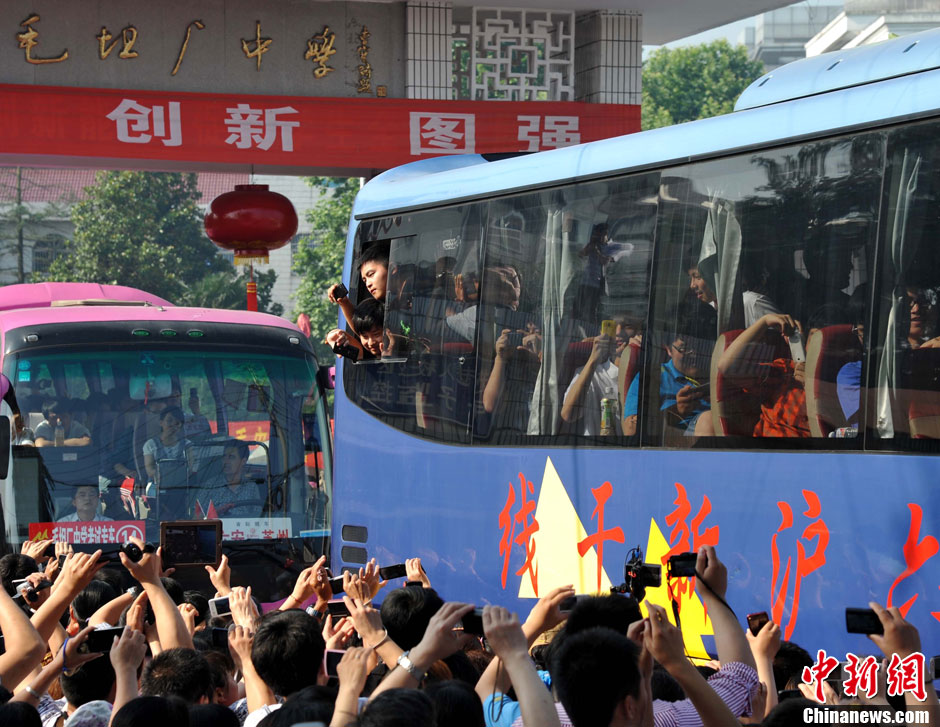 6月5日，一年一度的毛坦廠鎮(zhèn)“送考節(jié)”到來(lái)，70輛大巴車護(hù)送毛坦廠中學(xué)萬(wàn)名考生安全赴考。