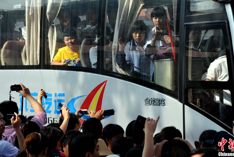 6月5日，一年一度的毛坦廠鎮(zhèn)“送考節(jié)”到來(lái)，70輛大巴車護(hù)送毛坦廠中學(xué)萬(wàn)名考生安全赴考。