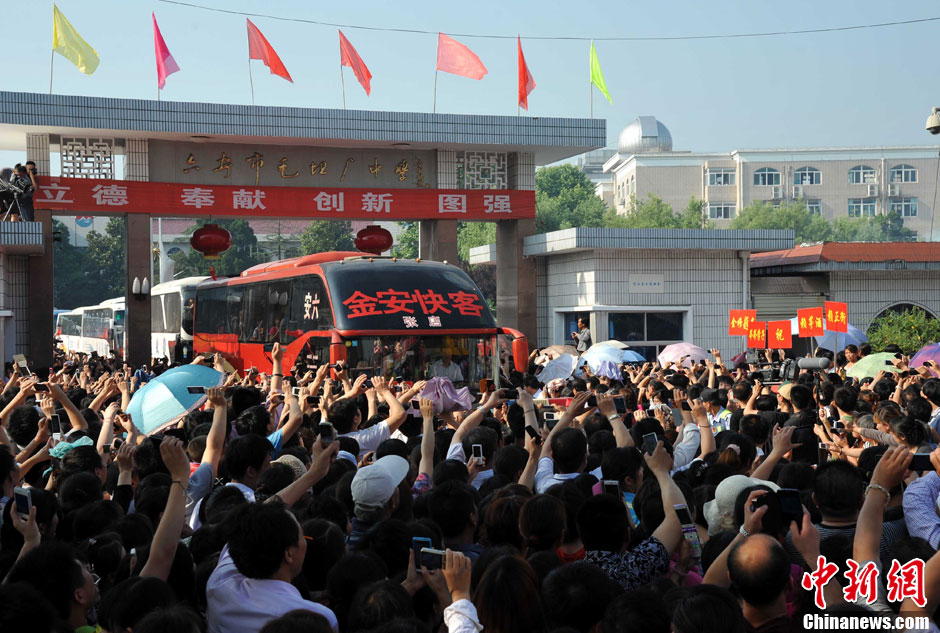 6月5日，一年一度的毛坦廠鎮(zhèn)“送考節(jié)”到來(lái)，70輛大巴車護(hù)送毛坦廠中學(xué)萬(wàn)名考生安全赴考。