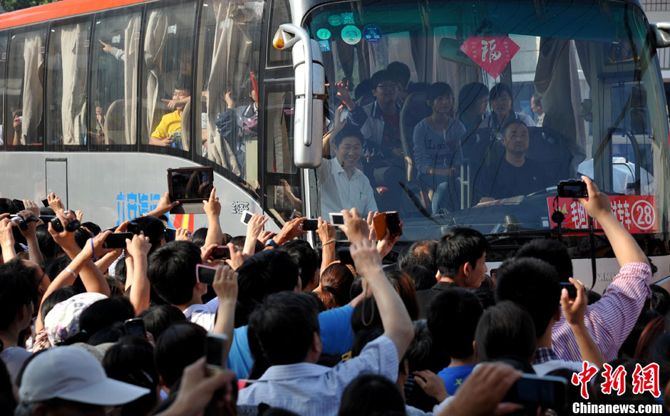 6月5日，一年一度的毛坦廠鎮(zhèn)“送考節(jié)”到來(lái)，70輛大巴車護(hù)送毛坦廠中學(xué)萬(wàn)名考生安全赴考