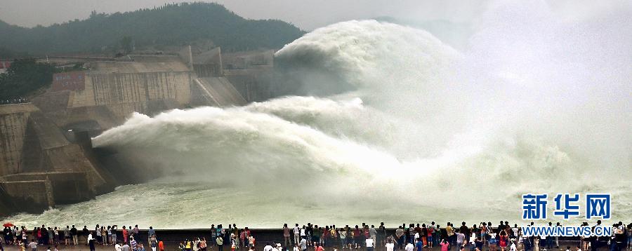 　　6月22日，大批游客聚集在黃河小浪底出水口前觀看巨瀑飛瀉的景觀。