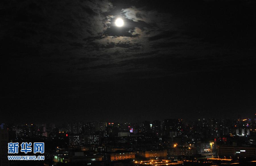 6月23日晚，一輪圓月高懸在海南省海口市上空。