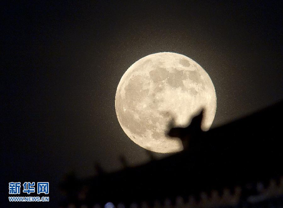 6月23日晚，在北京故宮角樓附近拍攝的圓月。