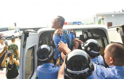6月19日，安岳縣看守所，押赴刑場的一刻，劉明（化名）跳起來托付親友照顧好父母。吳小川 攝