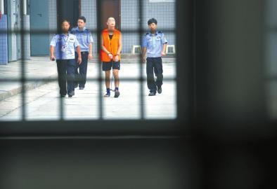 劉明前往家屬會見室和父母見最后一面。 吳小川 攝