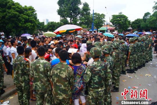 7月9日，聚集在中國(guó)人民銀行北海市中心支行的外地民眾越來越多，當(dāng)?shù)毓俜讲坏貌怀鰟?dòng)大批邊防、武警前往維