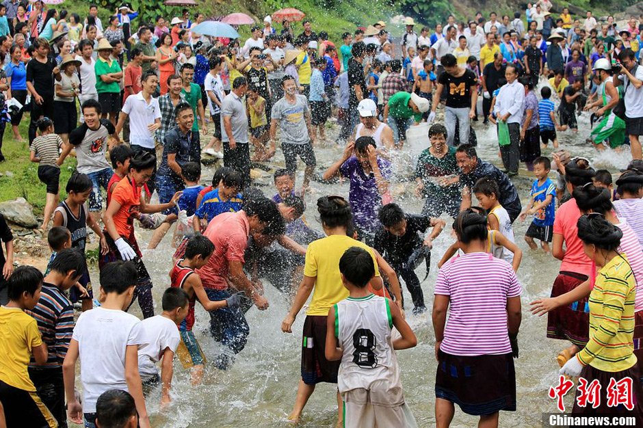 圖為7月9日，村民在小河里摸魚搶魚。譚凱興 攝