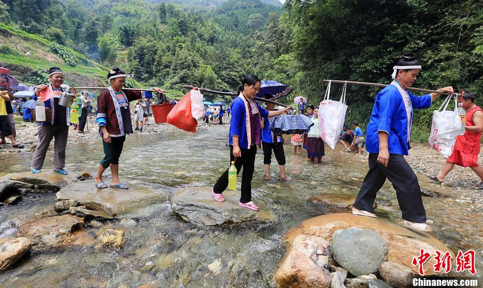 7月9日，一年一度的鬧魚節(jié)在廣西融水苗族自治縣白云鄉(xiāng)保江村舉行，附近村屯的居民前往集會地參加節(jié)日活動