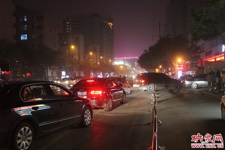 等待加油的車輛已經(jīng)排到了加油站外的道路上。