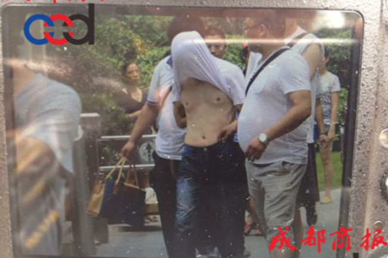 圖為事發(fā)現(xiàn)場，嫌疑人被警方控制。
