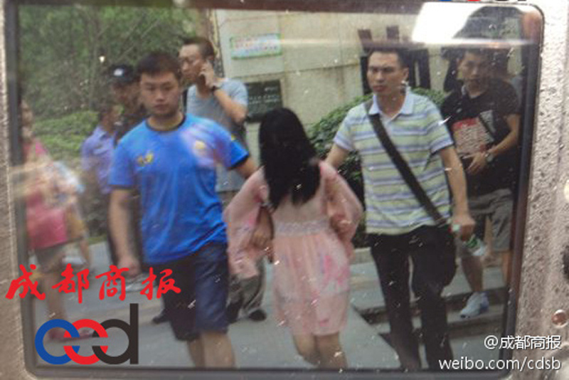 圖為事發(fā)現(xiàn)場，嫌疑人被警方控制。
